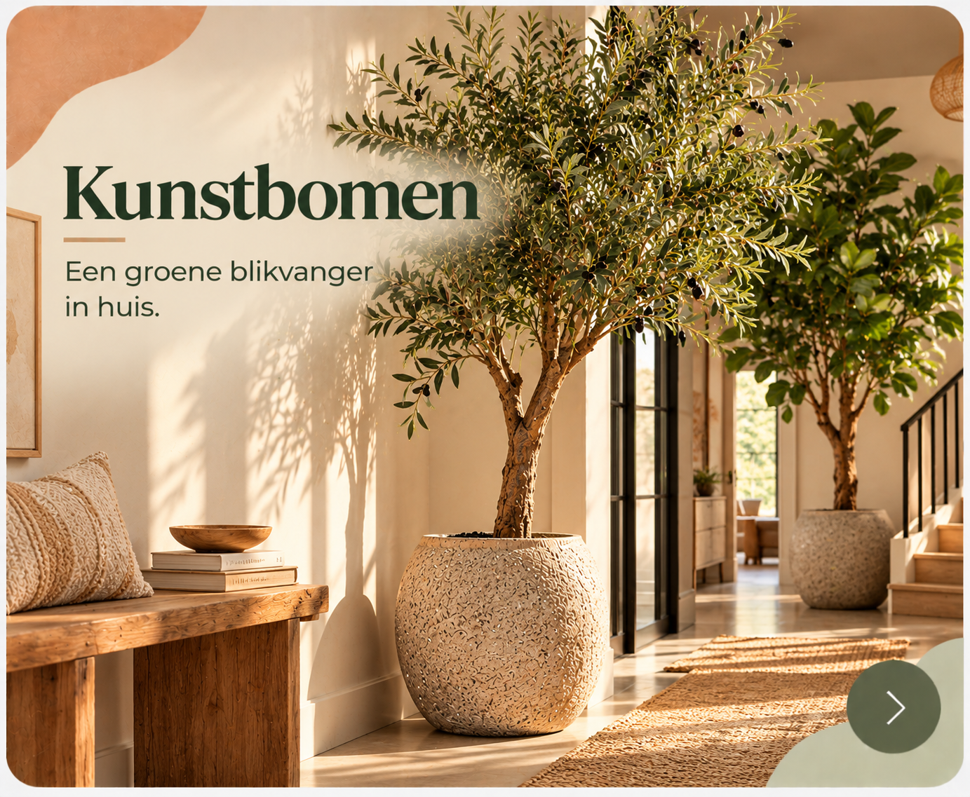 Kunstbomen in een zonnige hal